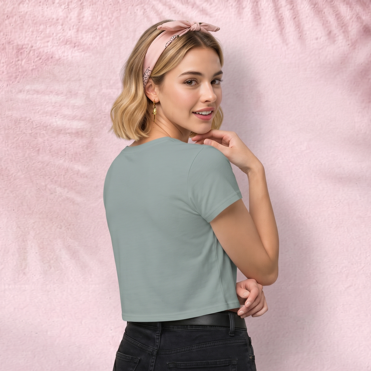 Cats are for cuddling Crop Top